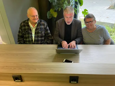 Manfred doing some research for his guests George and Nancy.