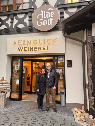 Yvonne and Vic during their visit in 2025 at a winery in the Black Forest.